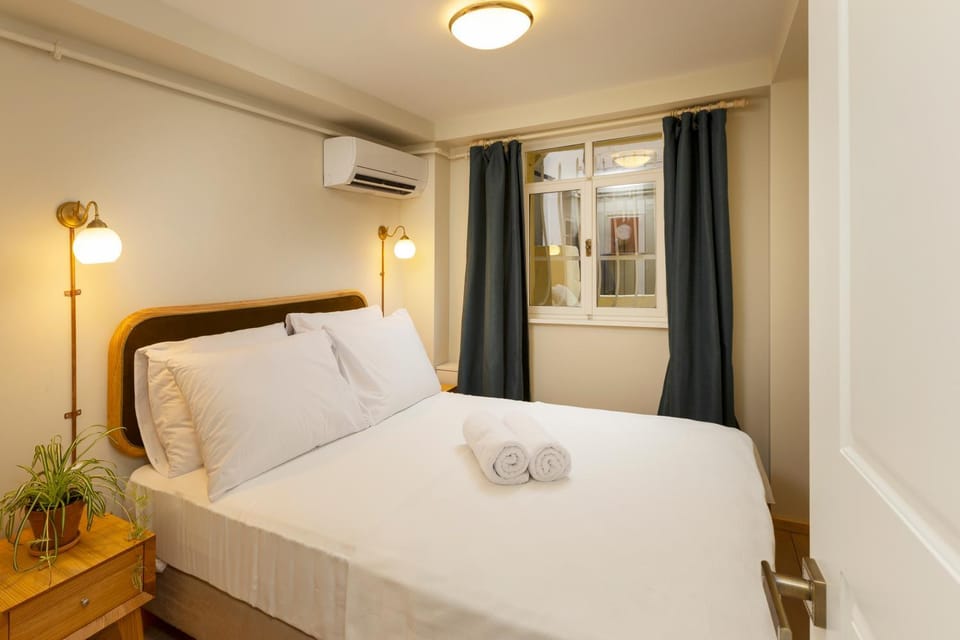 Bed, Photo of the whole room, Bedroom, air conditioner