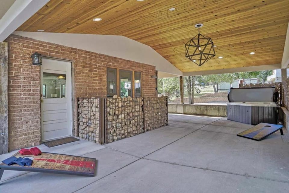 Red Rock Farmhouse - Patio Paradise Hiking Trails House in Old Colorado City