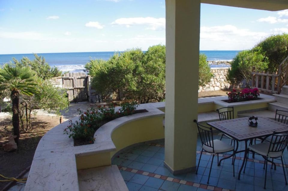 Property building, Balcony/Terrace, Living room