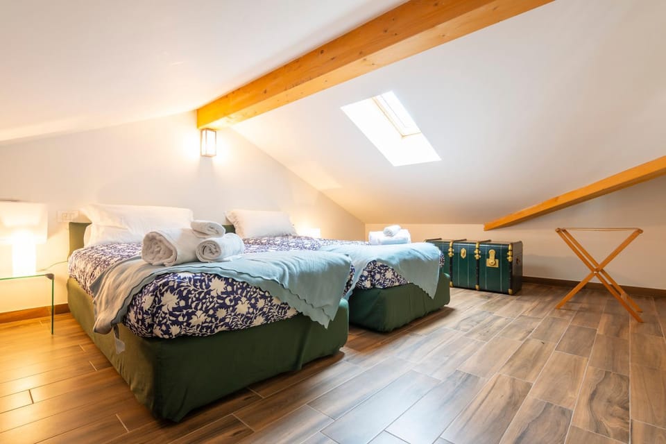 Bed, Photo of the whole room, Bedroom, towels