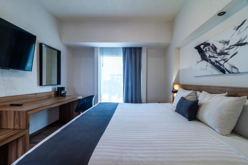 Bed, TV and multimedia, Photo of the whole room, Bedroom
