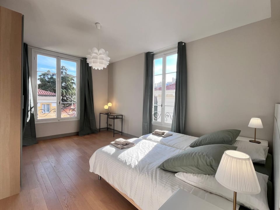 Photo of the whole room, towels