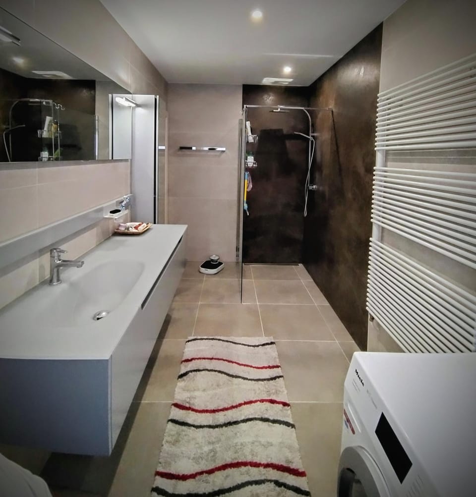 Bathroom, towels