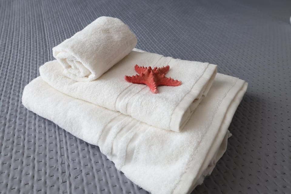 Bed, towels