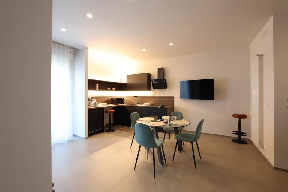 TV and multimedia, Kitchen or kitchenette, Living room, Dining area, stove, kitchen