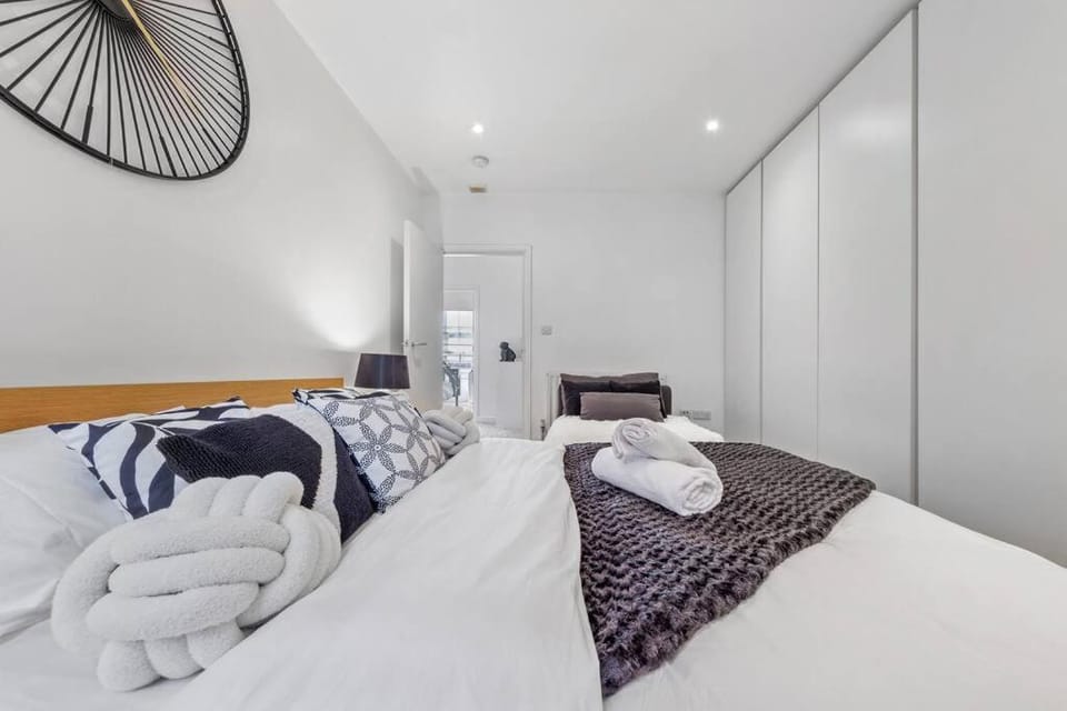 3 Bedroom Flat in Haymarket London Sleeps 14 HY1 Apartment in City of Westminster