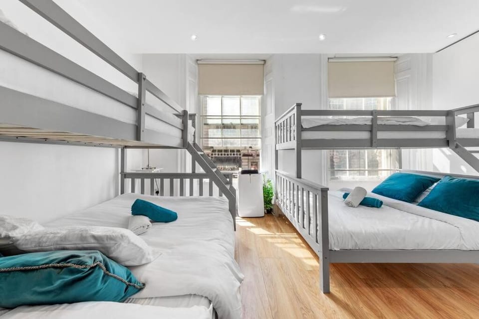 3 Bedroom Flat in Haymarket London Sleeps 14 HY1 Apartment in City of Westminster