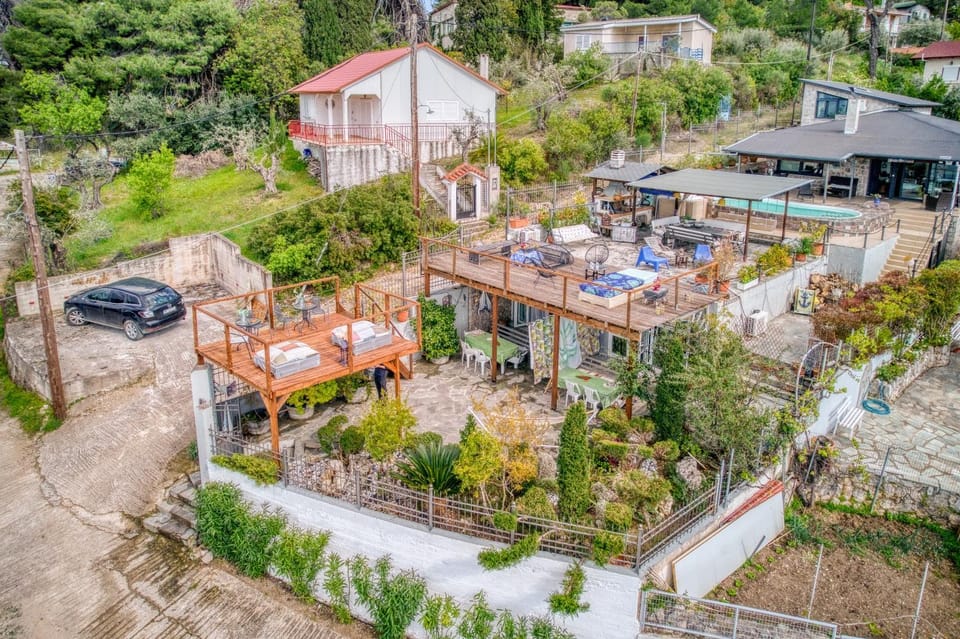 Property building, Spring, Day, Neighbourhood, Natural landscape, Bird's eye view, BBQ facilities, Garden, Garden, Balcony/Terrace, Garden view, Street view, Location, Parking