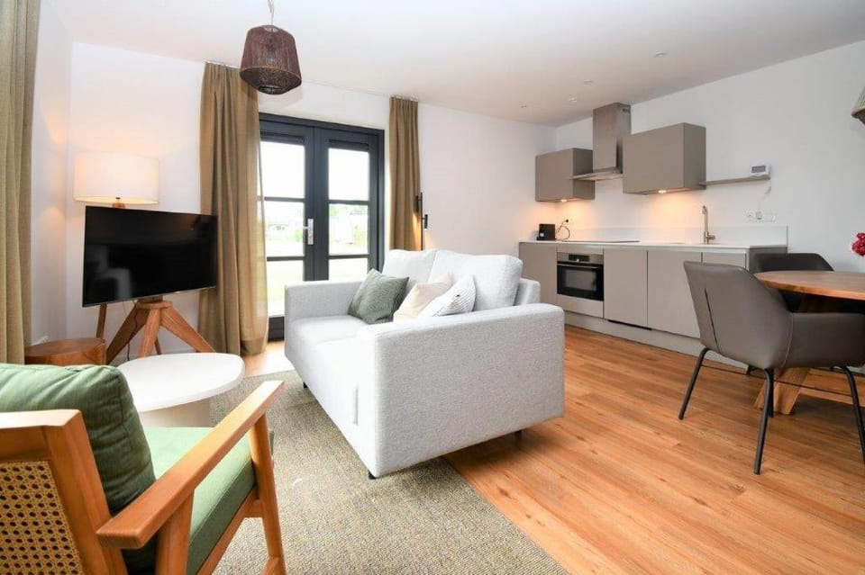 Communal lounge/ TV room, TV and multimedia, Kitchen or kitchenette, Living room, Seating area, Dining area