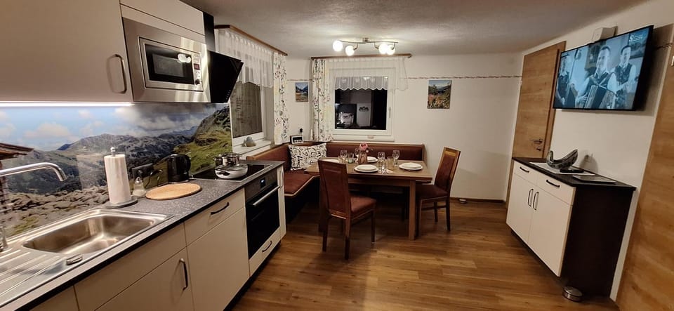 TV and multimedia, Kitchen or kitchenette, Kitchen or kitchenette, Dining area, minibar, pet friendly, stove