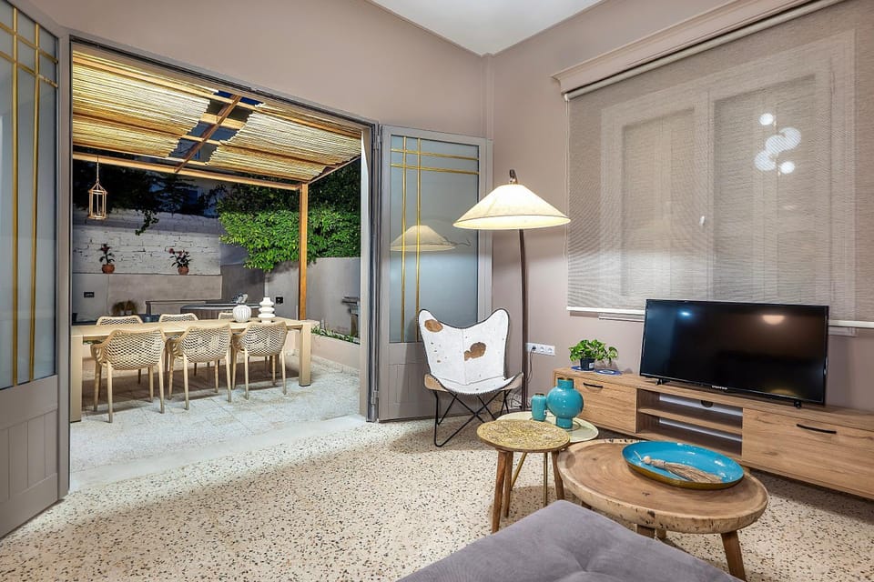 TV and multimedia, Living room, Seating area, Dining area