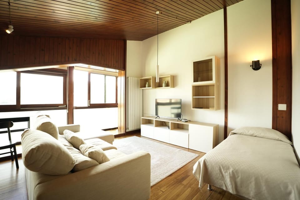 Bed, TV and multimedia, Living room, Lounge or bar, Seating area