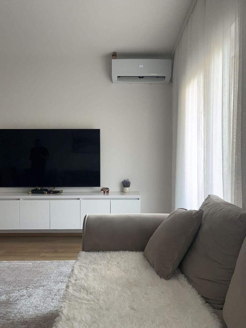 Communal lounge/ TV room, TV and multimedia, Living room, Seating area, air conditioner
