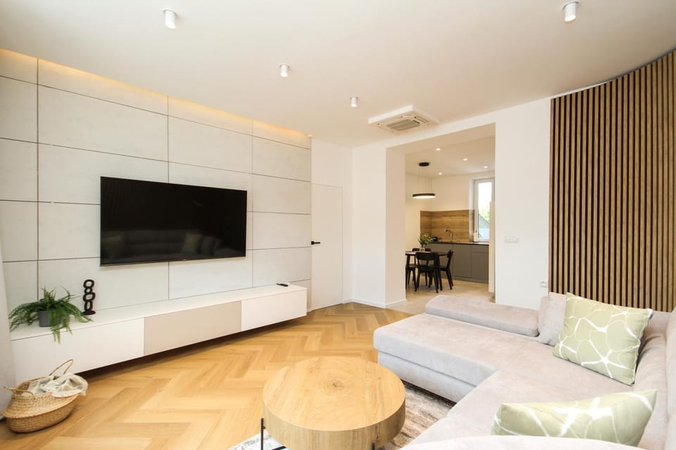 Communal lounge/ TV room, TV and multimedia, Living room, Seating area, Evening entertainment, air conditioner