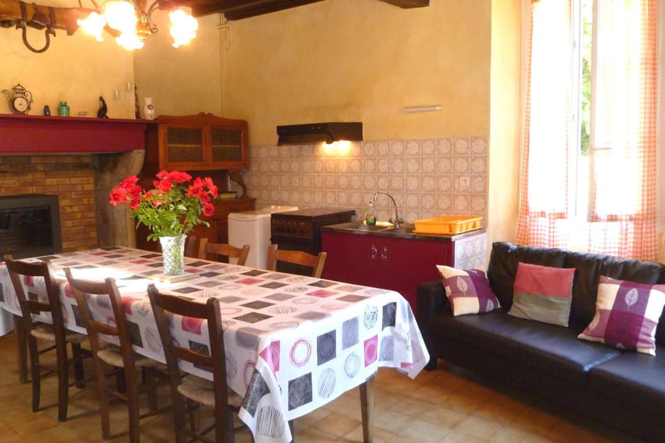 Kitchen or kitchenette, Dining area, flat iron, pet friendly, stove