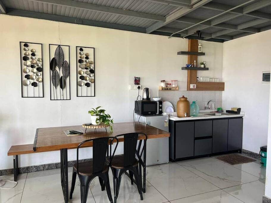 Kitchen or kitchenette, Dining area, minibar