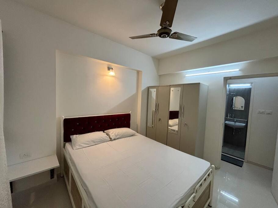 Dazzling Pool Front 2 BHK ,Zennova Stays, 5 Mins from Dabolim Airport Apartment in Goa, India