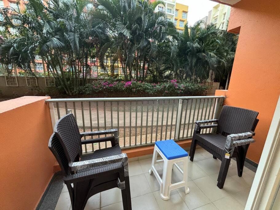 Dazzling Pool Front 2 BHK ,Zennova Stays, 5 Mins from Dabolim Airport Apartment in Goa, India