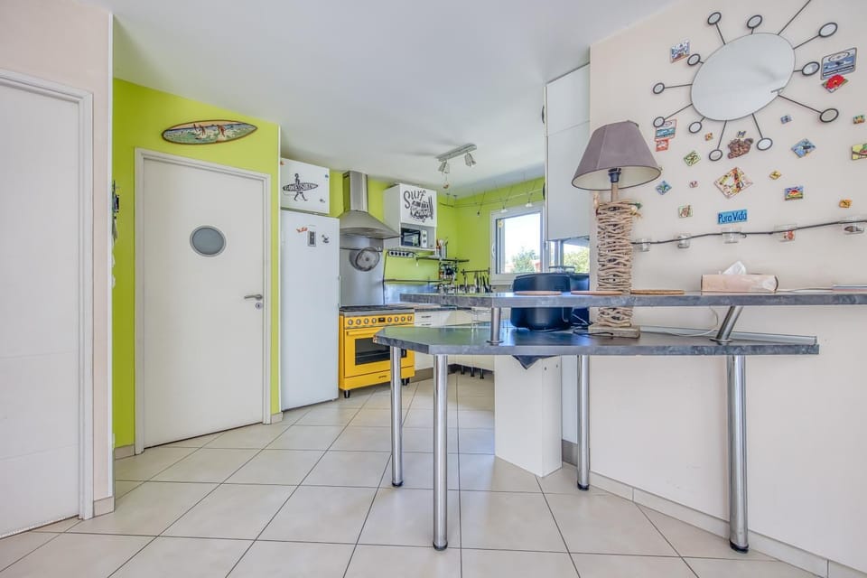 Kitchen or kitchenette, Living room