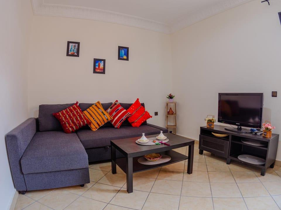 TV and multimedia, Living room, Decorative detail, Seating area