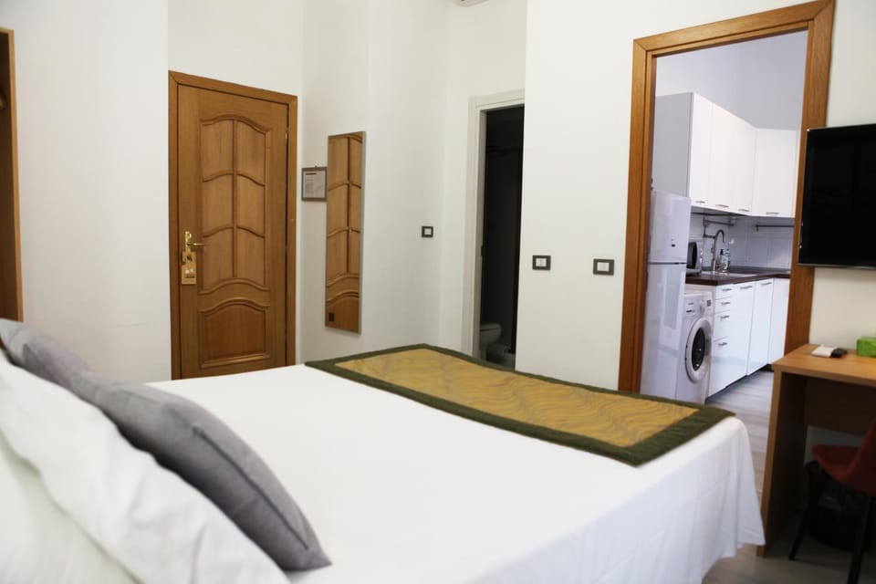 Communal lounge/ TV room, Bed, Bedroom