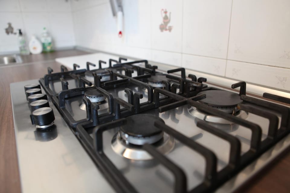Kitchen or kitchenette, dishwasher, stove