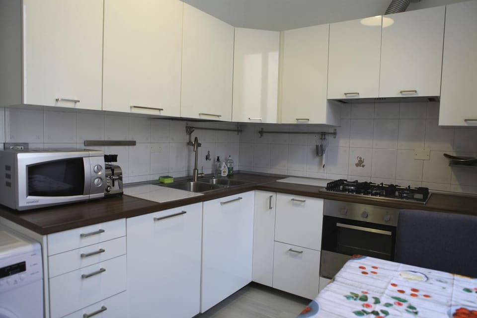 Kitchen or kitchenette, Dining area, minibar, oven