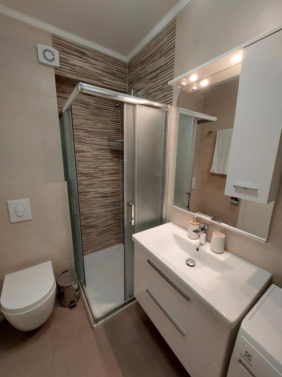 Shower, Toilet