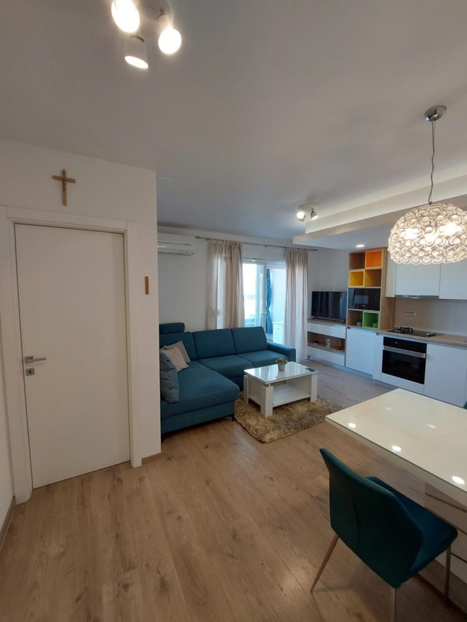 Kitchen or kitchenette, Living room, Seating area, Dining area