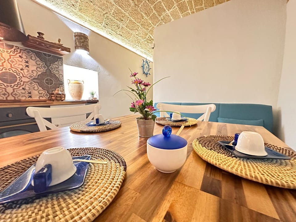 Kitchen or kitchenette, Seating area, Dining area