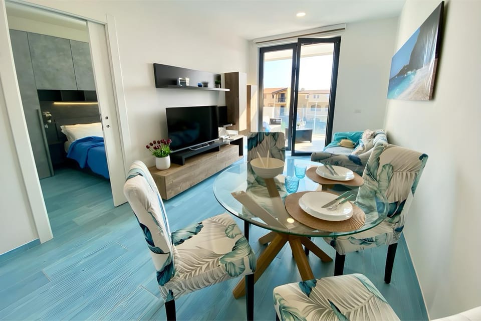 TV and multimedia, Living room, Photo of the whole room, Seating area, Dining area