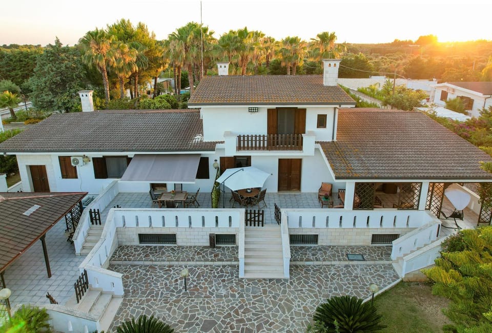 Property building, Patio, Day, Natural landscape, Garden, View (from property/room), Balcony/Terrace, Garden view, Family
