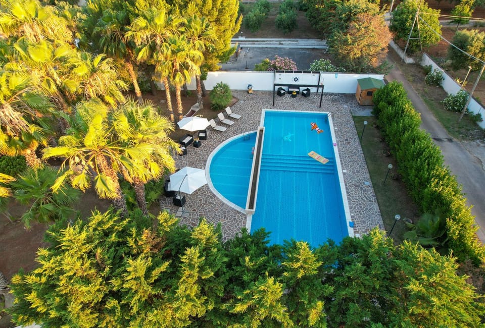 Property building, Spring, Day, Natural landscape, Garden, Garden view, Pool view, Swimming pool, sunbed