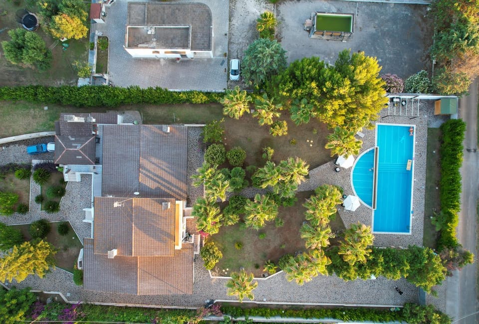 Property building, Day, Neighbourhood, Pool view, Street view, Swimming pool, Location, Parking
