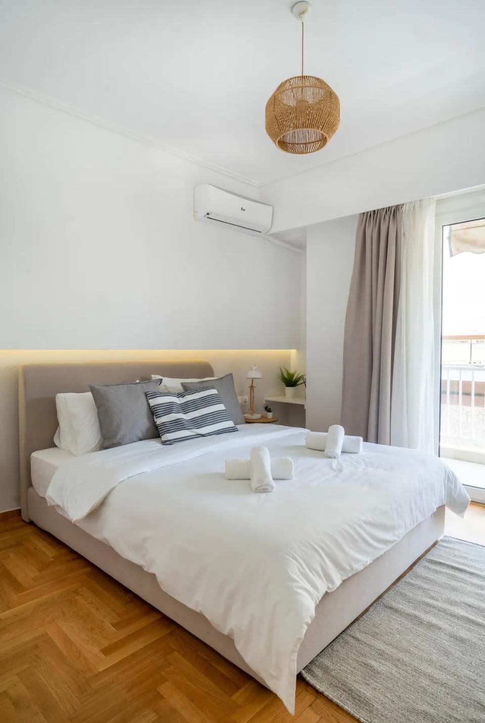 Bed, Photo of the whole room, towels, air conditioner