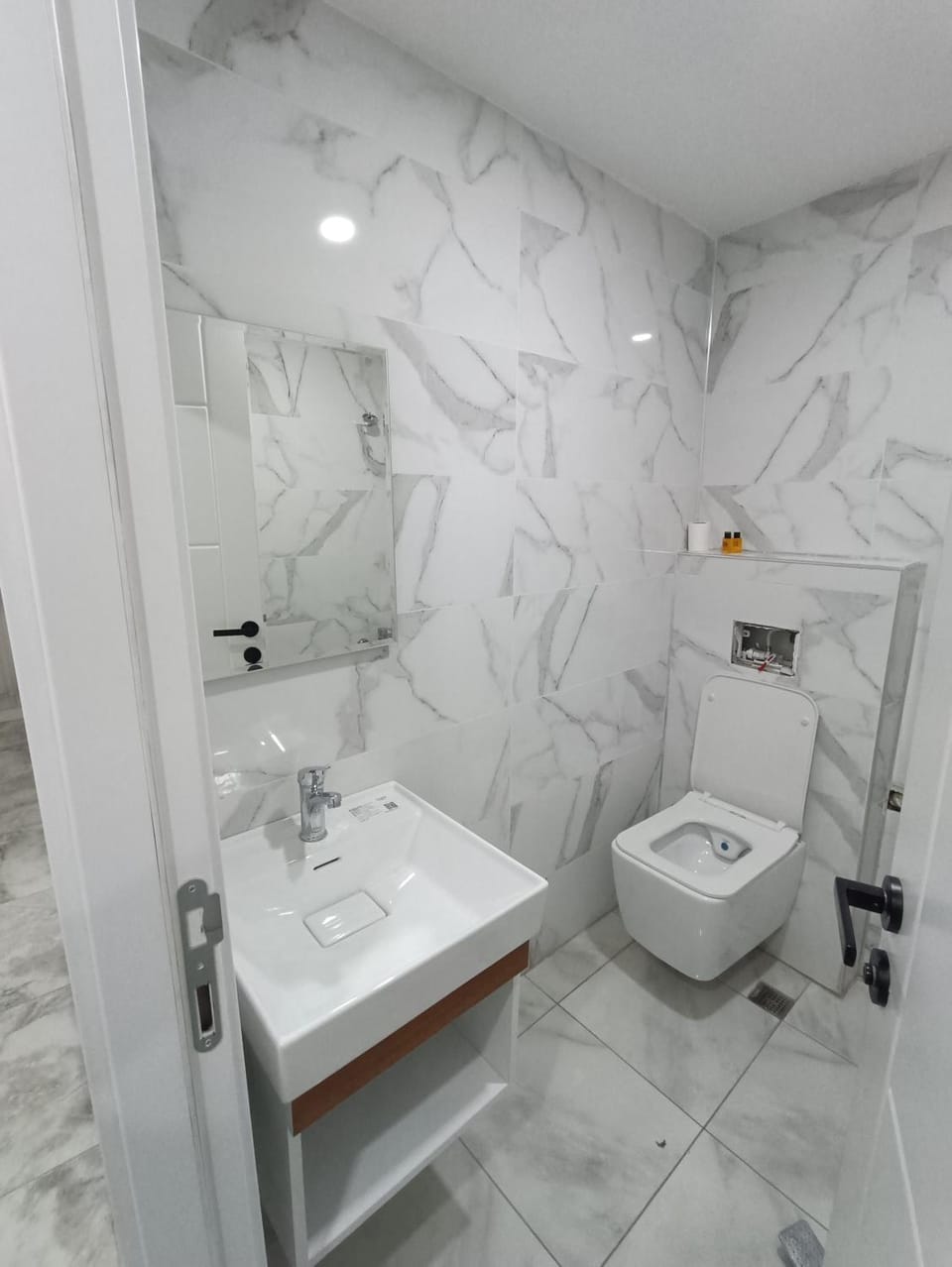 Shower, Toilet