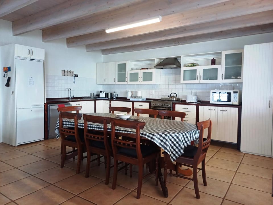 Coffee/tea facilities, Dining area, dishwasher, microwave, oven, stove, kitchen