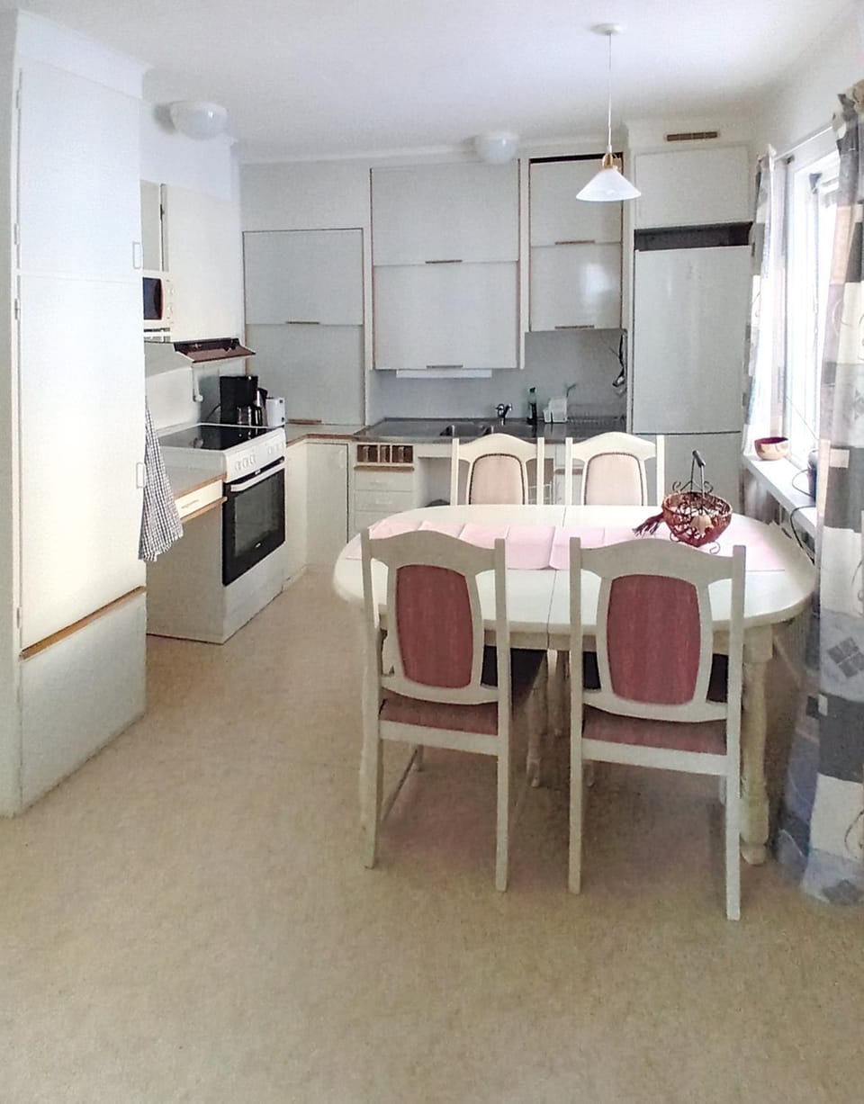 Kitchen or kitchenette, Seating area, Dining area, minibar, stove