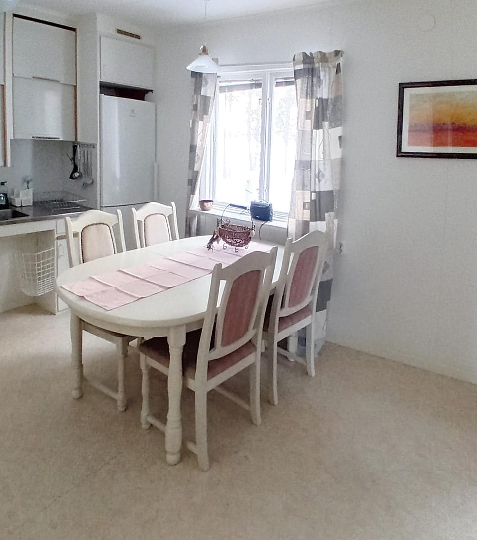 Kitchen or kitchenette, Dining area, stove