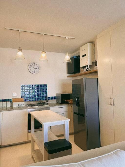 Couples Cove: Luxe Getaway w/ jetted bath & views Apartment in Cape Town