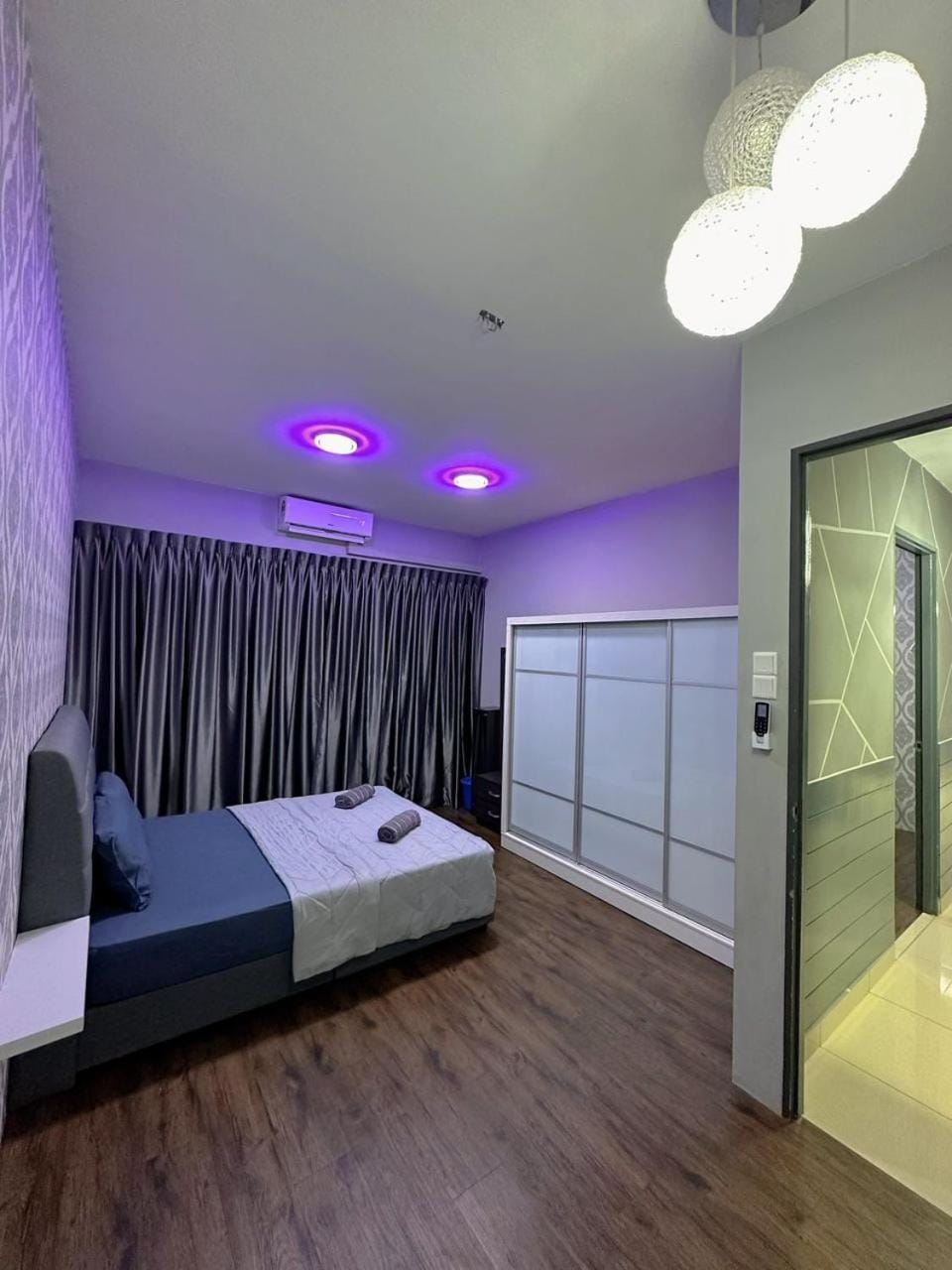 Bed, Photo of the whole room, Bedroom