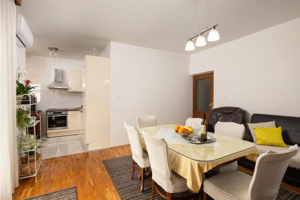 Kitchen or kitchenette, Seating area, Dining area