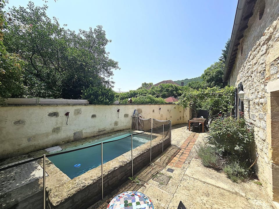 Dining area, Pool view, Swimming pool, sunbed