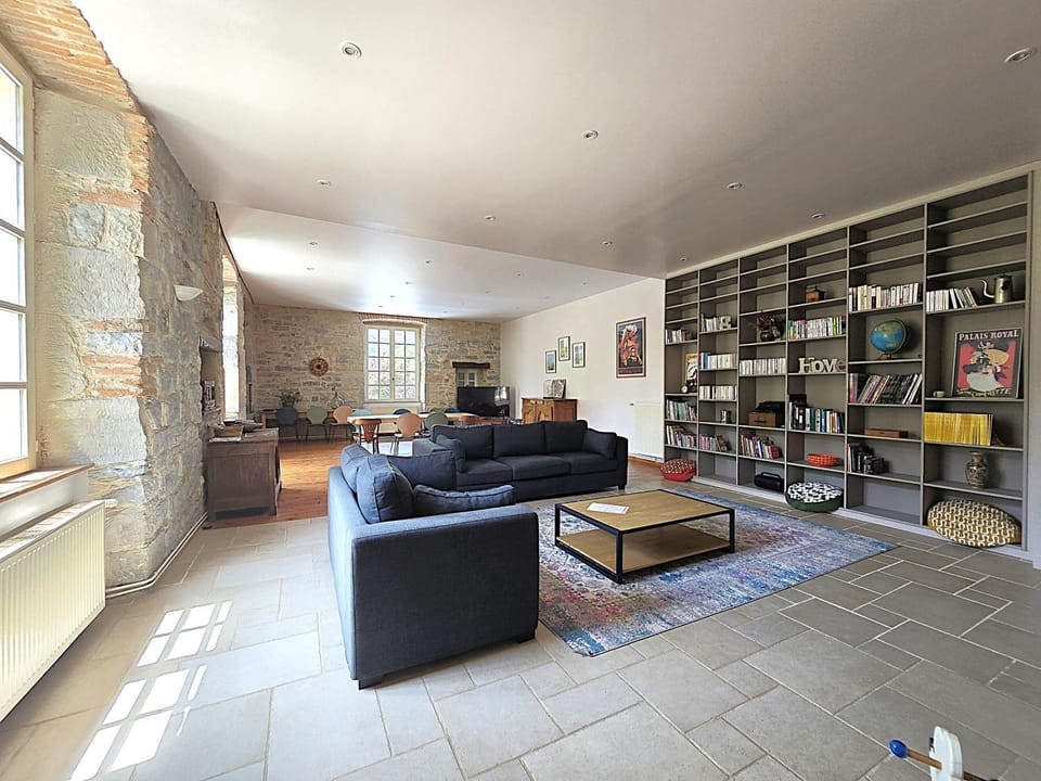 TV and multimedia, Living room, Seating area, Dining area