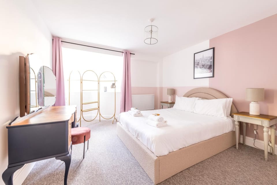 Bed, Living room, Photo of the whole room, Seating area, Bedroom, hair dresser