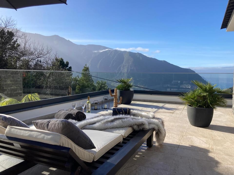 Blue Horizon Luxury Villa Villa in Madeira District