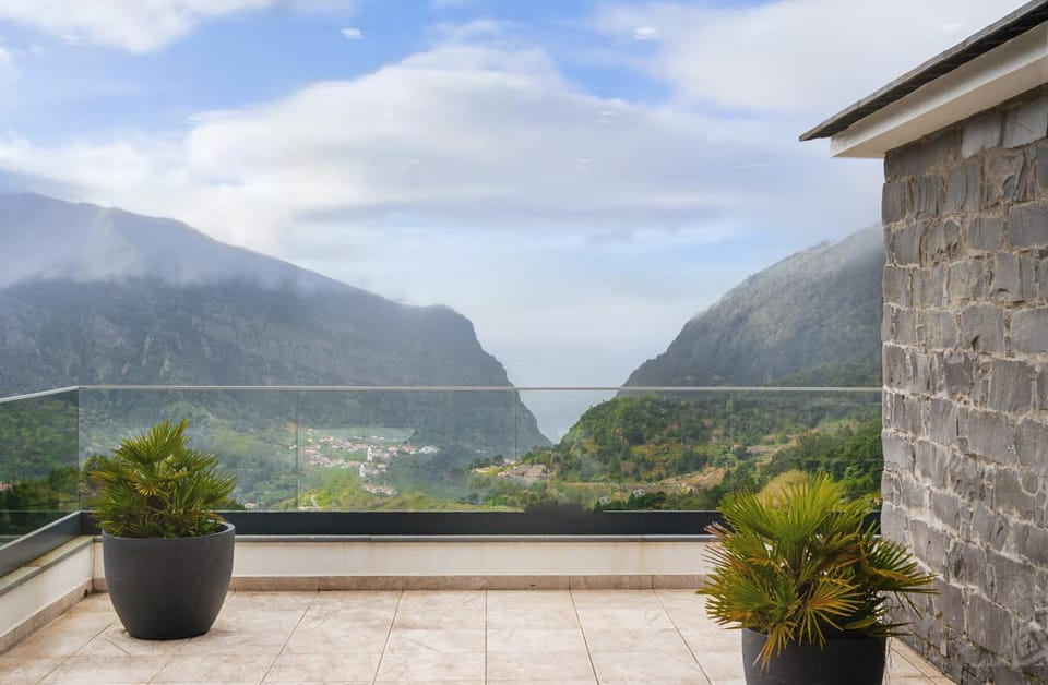 Blue Horizon Luxury Villa Villa in Madeira District