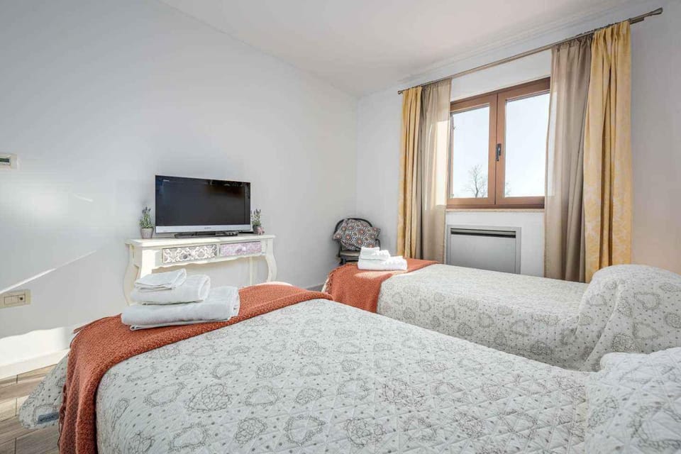 Bed, TV and multimedia, Bedroom