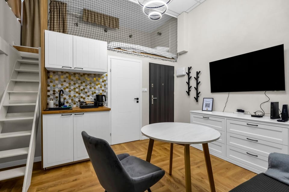 TV and multimedia, Coffee/tea facilities, Kitchen or kitchenette, Living room, Seating area, Dining area