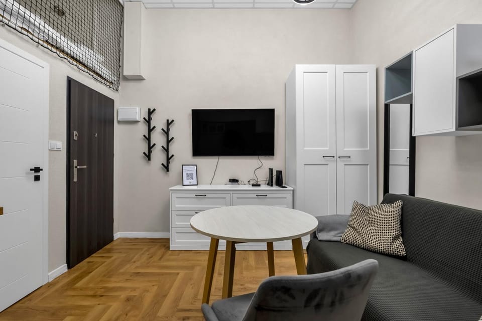 Communal lounge/ TV room, TV and multimedia, Living room, Seating area, Dining area, Evening entertainment, wardrobe